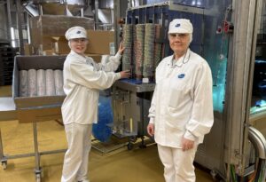 kaksi elintarviketyöntekijää Valion tehtaalla